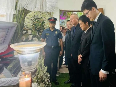 为救被绑中国人牺牲！中国驻菲使馆前往致哀