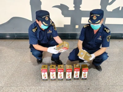 “脚踏飞天”！中缅边境海关查获电动车藏酒：脚垫改装成秘密储物格
