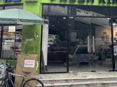 中国水果店被抢 警卫以一敌五获奖励
