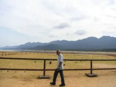 柏鲁湖水位下降，马来西亚百年坟场显现