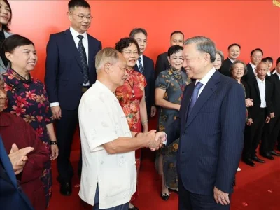 越南国家主席苏林会见援越抗战老兵、友好人士代表