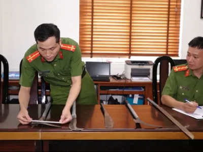 震惊！越南河内两县青少年团伙持械袭击路人，只为砍下车牌