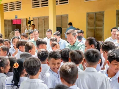 柬埔寨首相再次“微服私访”一外省小学