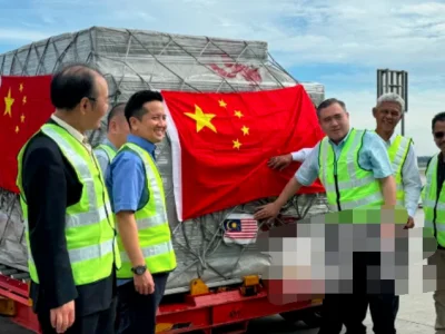 大马首批榴莲鲜果今早启航发往郑州, 大使、部长机场亲送