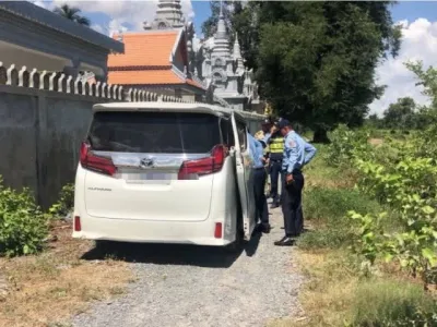 金边一豪车被遗弃寺庙附近！