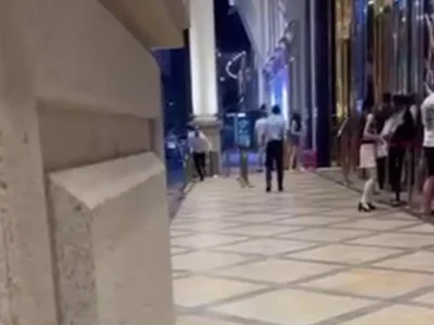 网友投稿：刚刚蓝色海湾门口，悍匪连开4枪