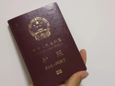 护照疑遭拉黑，中介借机要价1.5万美元！他做了这事拿回护照！
