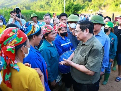 越南政府总理范明政亲身赴现场指导遇难者搜寻工作