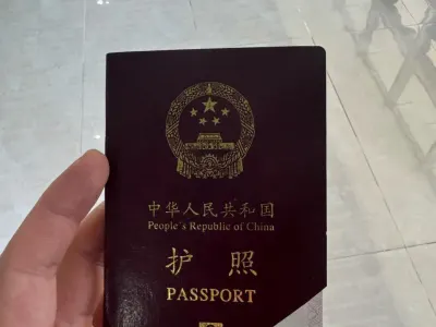 网友投稿：昨天回国落地广州，护照被剪了