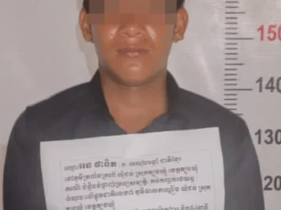 柬埔寨某地多辆汽车被砸，连警车和勋爵汽车也未能幸免！
