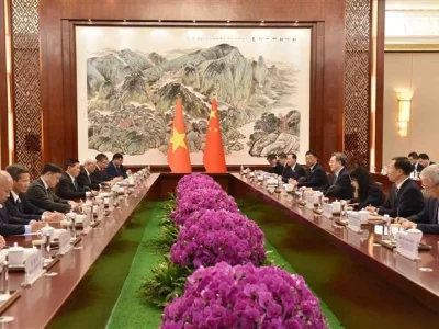 越南副总理胡德福与中国国务院副总理丁薛祥举行会谈