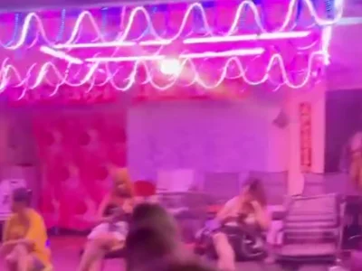网友投稿  在东南亚的兄弟恋爱需谨慎！