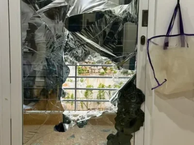 暴力男不满提分手，跑到对方家砸窗破门！前女友躲厕所拨电求助...