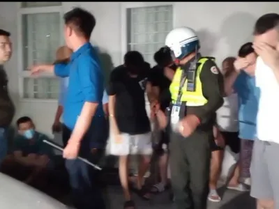 金边一中国男子被人戴手铐绑架进一栋大楼