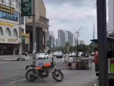 西港南海附近中国人持枪劫车
