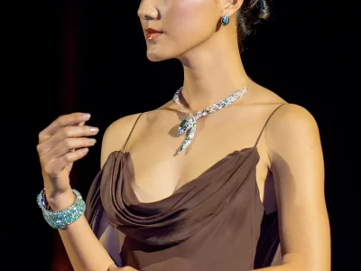 世界知名珠宝在吴哥窟宣传，第一夫人盛装出席