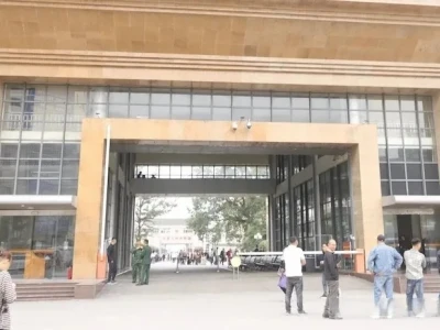 越南芒街口岸背包爆炸，浓烟滚滚