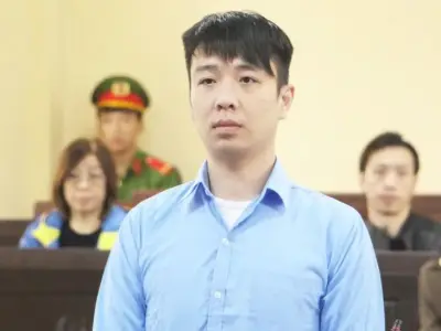 在越南骑摩托车，一名中国男子致女友摔死，无证酒驾被判刑12个月