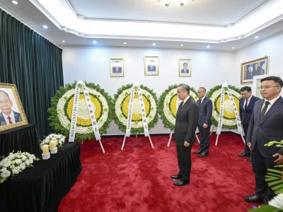 王毅前往老挝驻华使馆吊唁坎代逝世
