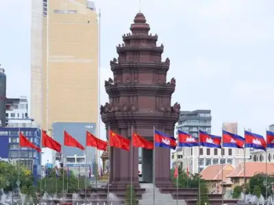 迎接习近平主席访柬，首都金边高挂五星红旗
