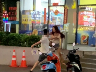 金边：网聊约“美女”奔现后发现是人妖，一中国男子当街痛殴“人妖”