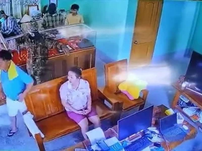 光天化日之下，缅甸曼德勒地震灾区闹市区黄金店遭持枪抢劫！