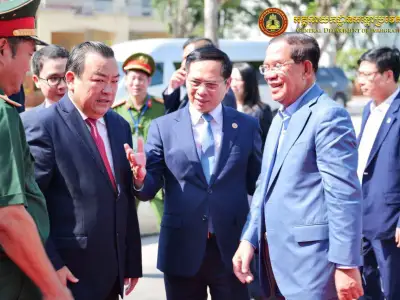洪森从木牌口岸返回柬埔寨