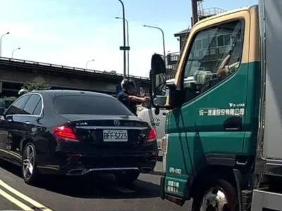 台湾街头惊现枪战