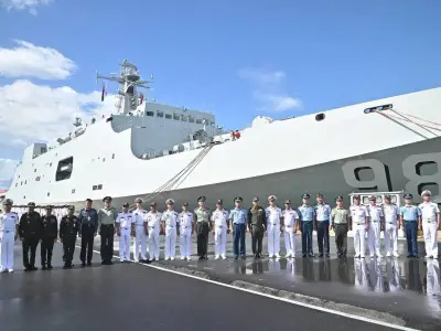 一艘中国军舰抵达西港