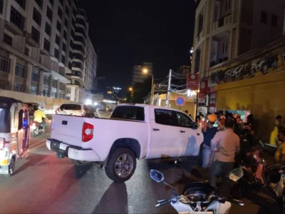 一中国男子因醉酒深夜驾车狂飙金边，被警方逮捕！