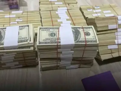 印假美钞厂藏身老挝7000张假美元从老挝运入泰，卖76元/张，团伙成员度假中被捕