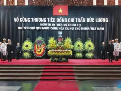 习近平就越南前国家主席陈德良逝世，向越共中央总书记苏林和越南国家主席梁强致唁电