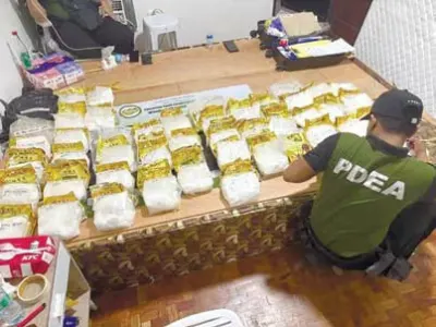 菲警突袭中国人住宅！缴获十个亿