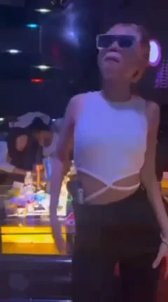 KTV惊现配枪热舞女郎！柬埔寨警方介入调查