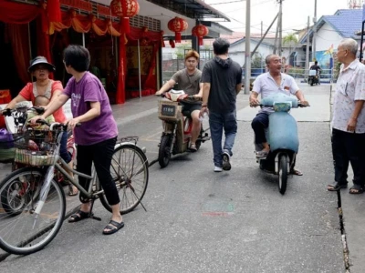 炸裂丧心病狂！嗑药母亲与男友在17岁的女儿面前发生性行为，更让男方多次半夜闯入女儿房间性骚扰和非礼！