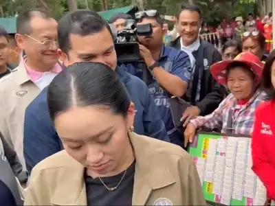 泰国总理佩通坦想买彩票，被工作人员提醒制止后抱怨：规矩真多！