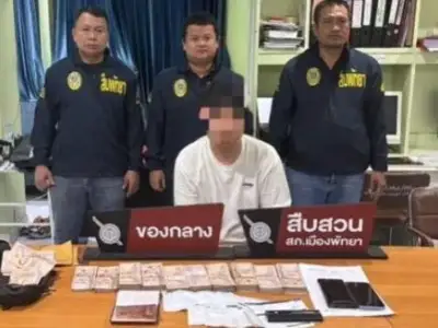 中国男子因涉嫌电诈在芭堤雅取钱时被捕，现场查获近百万铢现金！
