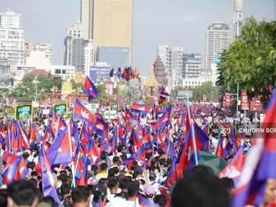 金边举行大规模游行