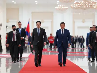 柬埔寨和新加坡两国领导人重申进一步加强和扩大双边合作
