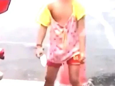 注意！马尼拉街头惊现儿童持刀乞讨！