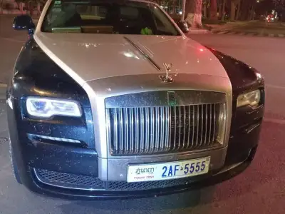 中国男子驾斯莱斯撞飞摩托，赔偿2000美私了