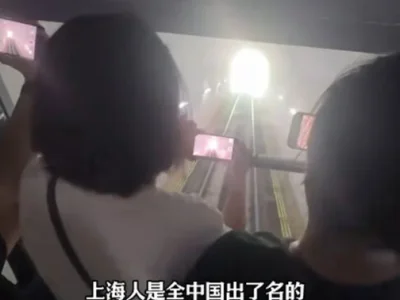 多名中国籍游客争升旗山缆车打卡位，爆发激烈冲突、互骂，遭网嘲：丢脸丢到国外！