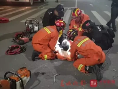 两人下水道里捉鱼被困，手机共享位置求救
