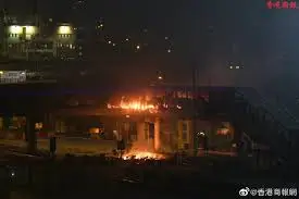 【神龙直聘】港警：暴徒焚毁地铁红磡站行人天桥，现场火势猛烈、多次传出爆炸声