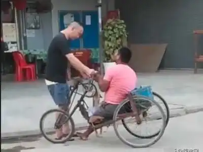 中国同胞街头救助柬埔寨残疾人，获网友点赞