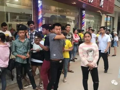 西港一赌场老板跑路，员工集体讨薪抗议