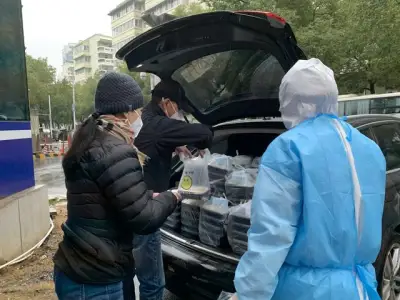 武汉饭店老板和志愿者每天为医护送千份免费餐食：也是自救