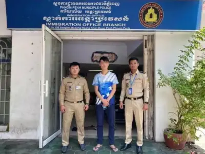 一中国男子流浪金边街头，被警察逮捕！