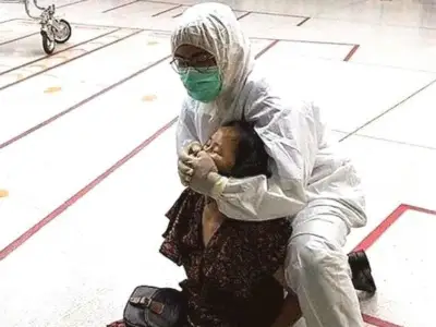 在曼谷公共交通随地吐痰的中国女子被捕