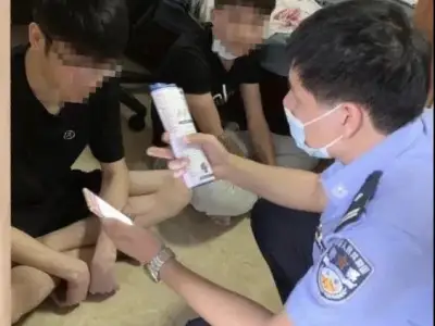 2人同时操作48部手机买时时彩！被民警抓获！